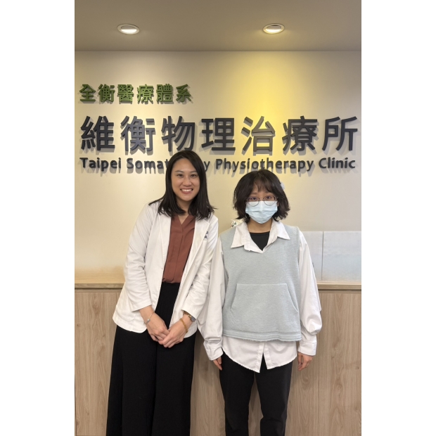 衡觀診所側彎案例 23歲女生與治療師合照.jpg